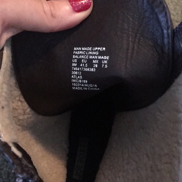 Brown textured mid calf, tie-up boots - Picture 3 of 5